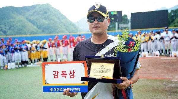 경기 남양주야놀유소년야구이 강원도 횡성에서 열린 '제7회 한국컵 전국유소년야구대회' 감독상 수상한 권오현 감독. 사진┃대한유소년야구연맹