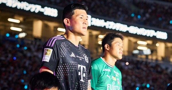 경기에 입장하는 김민재(좌측). 옆은 가와사키 프론탈레 골키퍼 정성룡(우측). 사진┃FC 바이에른 뮌헨