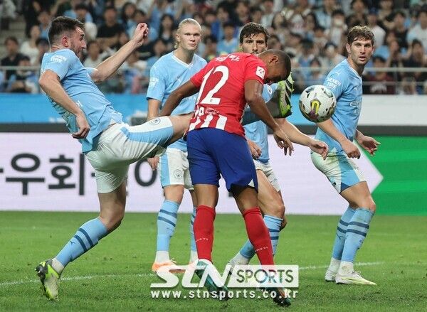 맨체스터 시티 센터백 에므리크 라포르트(사진 맨 왼쪽). 사진┃뉴시스