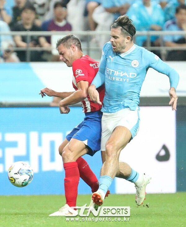 이날 다툼을 벌인 세사르 아스필리쿠에타(좌측)와 잭 그릴리시(우측). 사진┃뉴시스