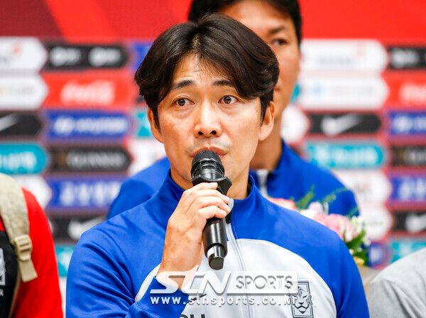 AFC U-17 아시안컵에서 준우승을 거둔 한국 17세 이하(U-17) 남자 축구 대표팀 변성환 감독이 4일 오전 인천국제공항 제2터미널을 통해 귀국해 열린 환영행사에서 인사말을 하고 있다. 사진┃뉴시스