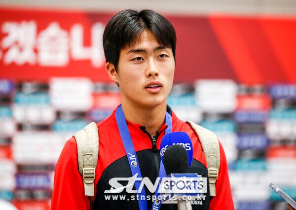 AFC U-17 아시안컵에서 준우승을 거둔 한국 17세 이하(U-17) 남자 축구 대표팀 주장 김명준이 4일 오전 인천국제공항 제2터미널을 통해 귀국해 취재진의 질문에 답하고 있다. 사진┃뉴시스