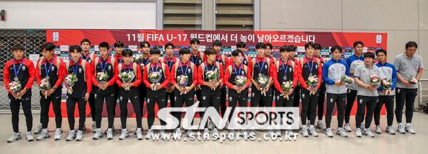 AFC U-17 아시안컵에서 준우승을 거둔 한국 17세 이하(U-17) 남자 축구 대표팀이 4일 오전 인천국제공항 제2터미널에서 열린 환영행사에서 기념촬영을 하고 있다. 사진┃뉴시스