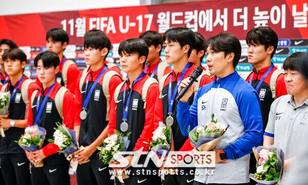 AFC U-17 아시안컵에서 준우승을 거둔 한국 17세 이하(U-17) 남자 축구 대표팀 변성환 감독이 4일 오전 인천국제공항 제2터미널을 통해 귀국해 열린 환영행사에서 인사말을 하고 있다. 사진┃뉴시스