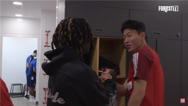 노팅엄 포레스트 복귀 후 팀 동료와 인사하는 황의조. 사진┃노팅엄 포레스트