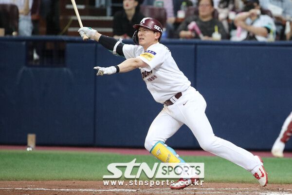 NC 다이노스전에서 결승타를 때려내는 김준완. 사진┃뉴시스