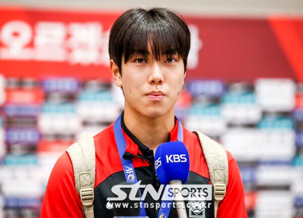 AFC U-17 아시안컵에서 준우승을 거둔 한국 17세 이하(U-17) 남자 축구 대표팀 백인우가 4일 오전 인천국제공항 제2터미널을 통해 귀국해 취재진의 질문에 답하고 있다. 사진┃뉴시스