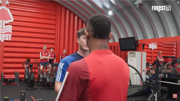 팀 동료들과 자전거 훈련을 하는 황의조(뒤쪽 중앙). 사진┃노팅엄 포레스트