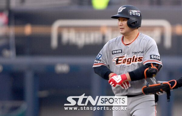 롯데 자이언츠전에서 맹활약한 최재훈. 사진┃뉴시스