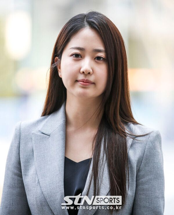 방송인 박수홍의 아내 김다예 씨가 20일 오후 서울 송파구 동부지방법원에서 열린 명예훼손 등의 혐의로 재판에 넘겨진 유튜버 김용호에 대한 3차 공판에 증인으로 출석하면서 입장을 밝히고 있다. 사진┃뉴시스