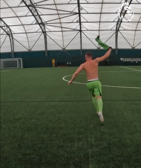 익살스러운 셀레브레이션을 예고한 베른트 레노 골키퍼. 사진┃EPL 공식 SNS