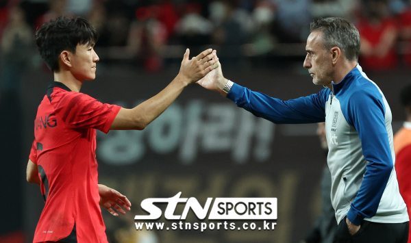 지난 11월 7일 오후 서울 마포구 서울월드컵경기장에서 열린 하나은행 초청 축구 국가대표 평가전 대한민국과 카메룬의 경기 종료 후 벤투 감독이 황인범과 인사하고 있다. 사진｜뉴시스