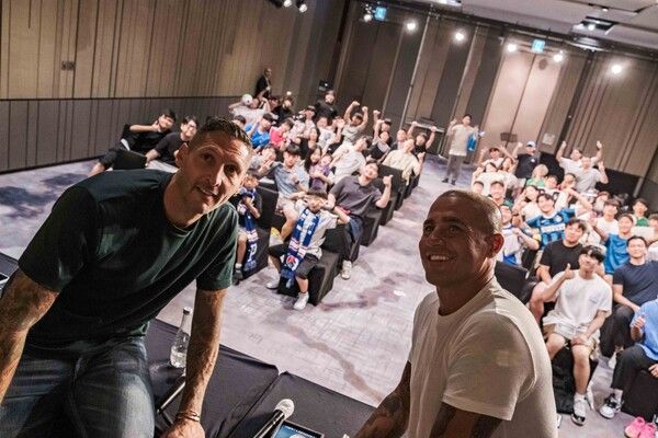 팬 미팅에서의 마테라치와 칸나바로. 사진┃라싱시티그룹 코리아