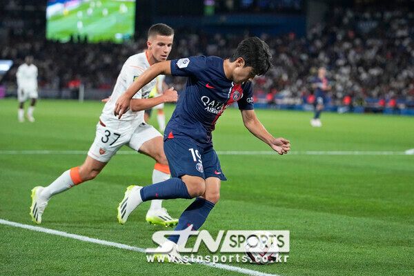 강인(오른쪽)이 12일(현지시각) 프랑스 파리의 파르크 데 프랭스에서 열린 2023~24시즌 프랑스 프로축구 리그1 로리앙과의 개막전에 선발 출전해 공을 몰고 있다. 이강인은 리그1 데뷔전에서 82분을 뛰었고 팀은 0-0 무승부를 기록했다. 사진┃뉴시스/AP