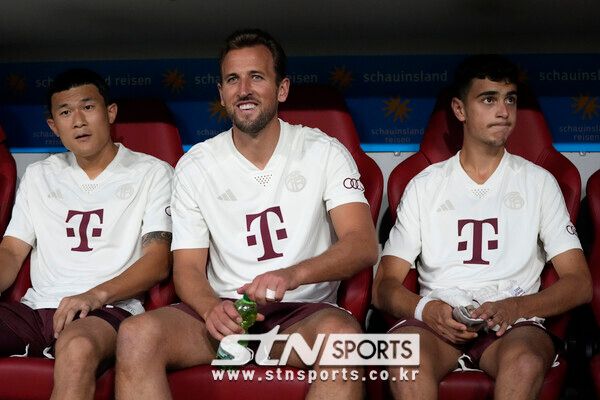 이날 전반전 벤치에 함께 대기한 김민재(좌측)와 해리 케인(우측). 사진┃뉴시스/AP