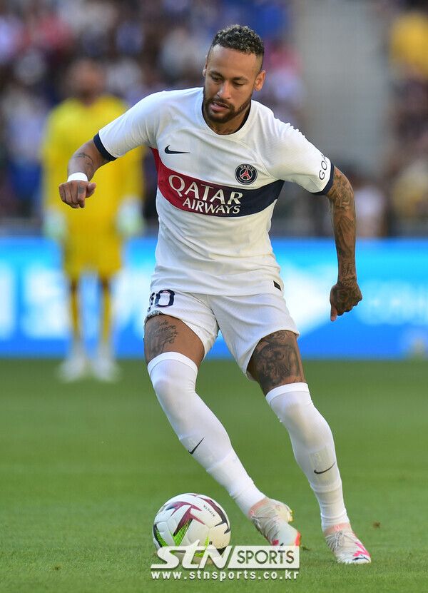 3일 오후 부산 연제구 부산아시아드 주경기장에서 열린 쿠팡플레이 시리즈 3차전 파리 생제르맹 (PSG)과 전북현대의 경기, 파리 생제르맹 네이마르가 돌파하고 있다. 사진┃뉴시스