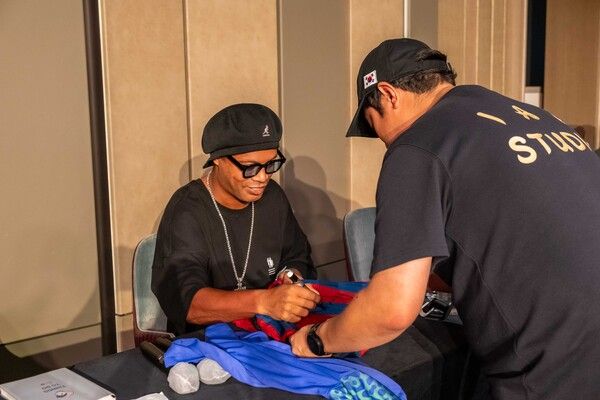 팬 미팅에서의 호나우지뉴. 사진┃라싱시티그룹 코리아