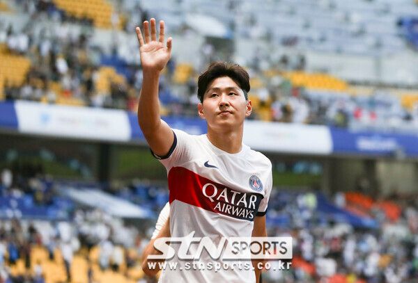 3일 부산 연제구 부산아시아드 주경기장에서 열린 쿠팡플레이 시리즈 3차전 파리 생제르맹(PSG)과 전북현대의 경기 파리생제르맹의 3대 0 승리, 이강인이 관중들에게 인사를 하고 있다. 사진┃뉴시스