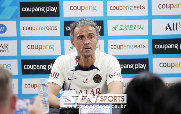 프랑스 프로축구 파리생제르맹(PSG) 소속 루이스 엔리케 감독이 2일 오후 부산 연제구 부산아시아드주경기장에서 기자회견을 갖고 있다. 쿠팡플레이 시리즈 3차전 PSG 대 전북 현대의 경기는 오는 3일 오후 5시 부산아시아드주경기장에서 열린다. 사진┃뉴시스