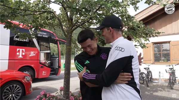 김민재(좌측)를 격하게 안아주는 토마스 투헬 감독. 사진┃FC 바이에른 뮌헨