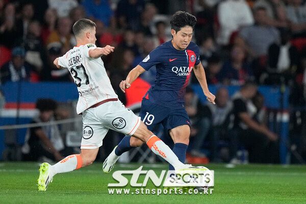 이강인(오른쪽)이 12일(현지시각) 프랑스 파리의 파르크 데 프랭스에서 열린 2023~24시즌 프랑스 프로축구 리그1 로리앙과의 개막전에 선발 출전해 공을 몰고 있다. 이강인은 리그1 데뷔전에서 82분을 뛰었고 팀은 0-0 무승부를 기록했다. 사진┃뉴시스/AP