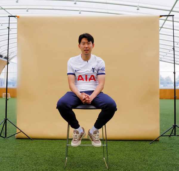 팬들에게 메시지를 전하는 손흥민. 사진┃토트넘 핫스퍼 공식 SNS