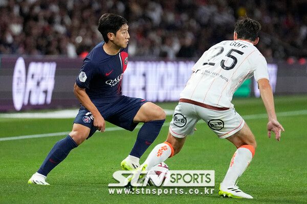 이강인(왼쪽)이 12일(현지시각) 프랑스 파리의 파르크 데 프랭스에서 열린 2023~24시즌 프랑스 프로축구 리그1 로리앙과의 개막전에 선발 출전해 공을 몰고 있다. 이강인은 리그1 데뷔전에서 82분을 뛰었고 팀은 0-0 무승부를 기록했다. 사진┃뉴시스/AP