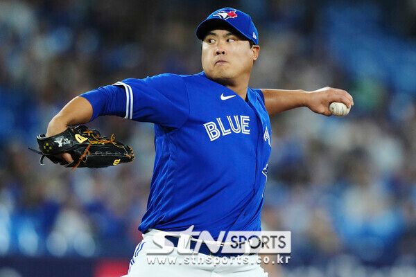 토론토 블루제이스의 류현진이 1일(현지시각) 캐나다 토론토의 로저스센터에서 열린 2023 메이저리그 볼티모어 오리올스와의 경기 1회 초 투구하고 있다. 사진┃뉴시스/AP