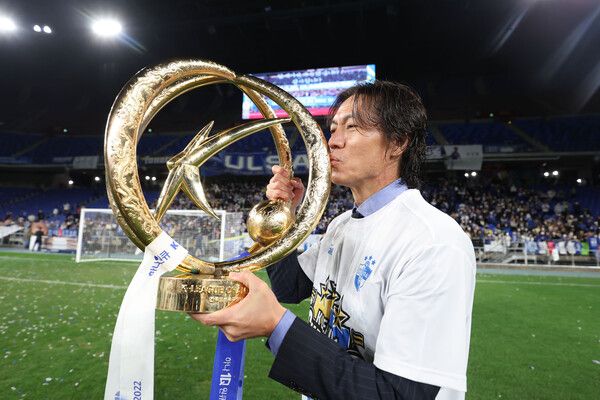 K리그1 울산현대와 3년 연장 계약한 홍명보 감독. 사진┃울산현대