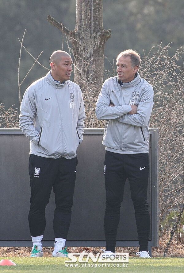 차두리 기술자문(좌측)과 위르겐 클린스만 대한민국 축구대표팀 신임 감독(우측)이 20일 오후 경기 파주시 국가대표 트레이닝센터(NFC)에서 대화하고 있다. 클린스만 감독이 지휘하는 축구 국가대표팀은 오는 24일과 28일 콜롬비아와 우루과이랑 평가전을 갖는다. 사진┃뉴시스