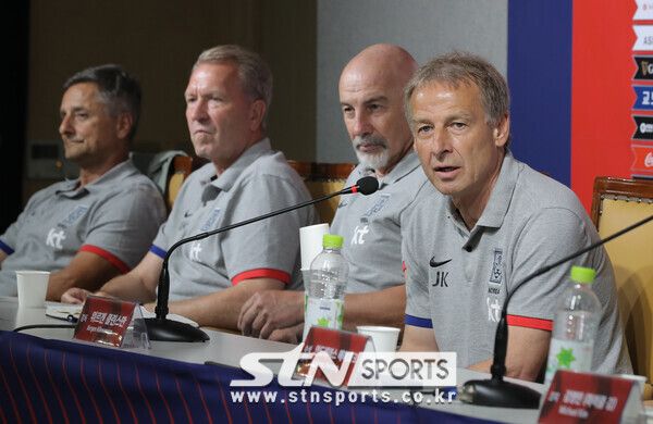 위르겐 클린스만 한국 축구대표팀 감독이 22일 오후 서울 종로구 대한축구협회 축구회관에서 열린 기자회견에서 질문에 답하고 있다.사진┃뉴시스