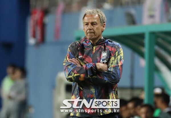 지난 20일 오후 대전 유성구 대전월드컵경기장에서 열린 축구 국가대표팀 A매치 평가전 대한민국과 엘살바도르의 경기, 한국 클린스만 감독이 경기를 지켜보고 있다. 사진┃뉴시스
