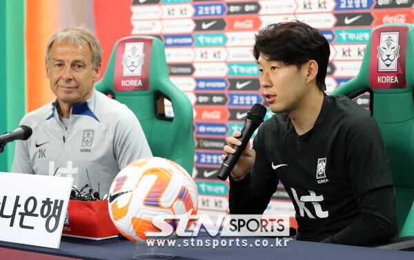 위르겐 클린스만 축구 국가대표팀 감독과 손흥민 선수가 19일 대전 유성구 대전월드컵경기장에서 엘살바도로와 A매치 평가전을 앞두고 기자회견을 하고 있다. 사진┃뉴시스