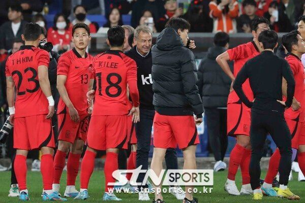 24일 오후 울산 남구 문수축구경기장에서 열린 하나은행 초청 축구 국가대표 평가전 대한민국과 콜롬비아의 경기 2대2 무승부 종료, 위르겐 클린스만 감독이 선수들에게 격려하고 있다. 사진┃뉴시스
