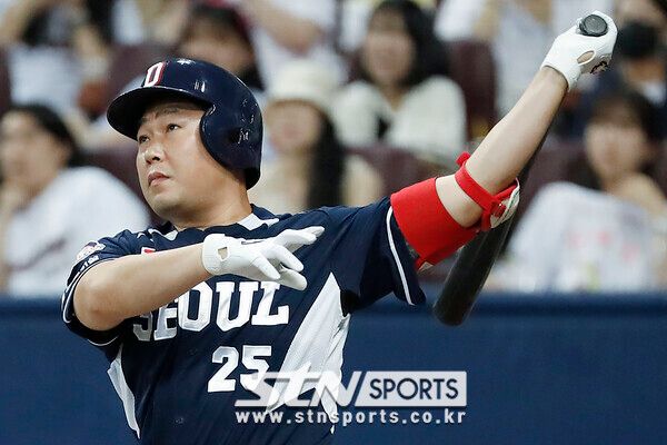 22일 서울 구로구 고척스카이돔에서 열린 2023 KBO리그 두산 베어스 대 키움 히어로즈의 경기, 8회초 대타로 나온 두산 양의지가 솔로 홈런을 치고 있다. 사진┃뉴시스