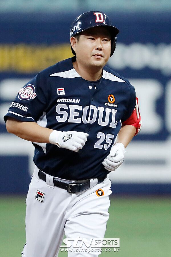 22일 서울 구로구 고척스카이돔에서 열린 2023 KBO리그 두산 베어스 대 키움 히어로즈의 경기, 8회초 대타로 나온 두산 양의지가 솔로 홈런을 친 뒤 그라운들를 돌고 있다. 사진┃뉴시스