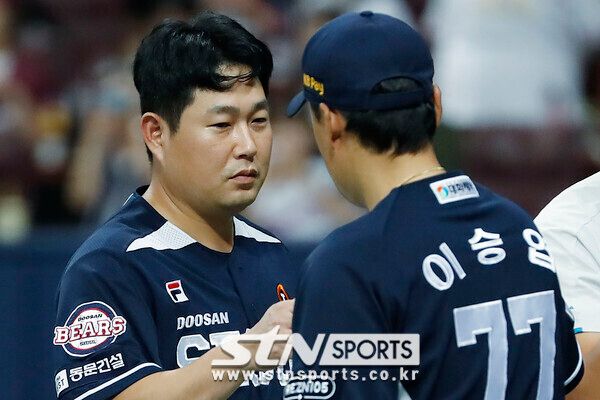 22일 서울 구로구 고척스카이돔에서 열린 2023 KBO리그 두산 베어스 대 키움 히어로즈의 경기, 두산이 6:1로 승리했다. 이승엽 감독이 양의지와 하이파이브하고 있다. 사진┃뉴시스