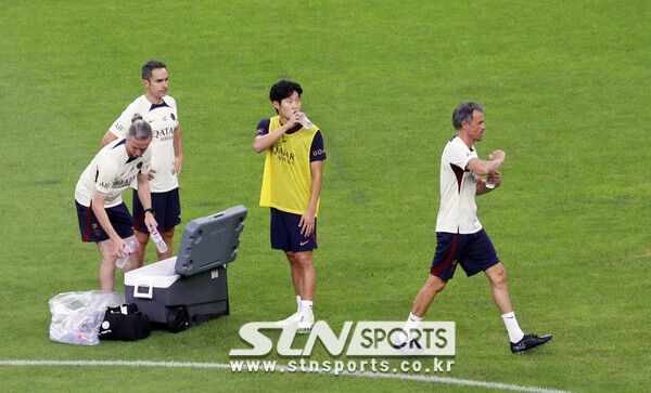 백승호와 이야기를 나눈 직후의 루이스 엔리케 감독. 사진┃뉴시스