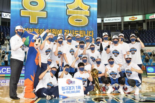 지난 2020-2021시즌 정규리그 우승 당시 KCC 이지스. 사진┃KBL