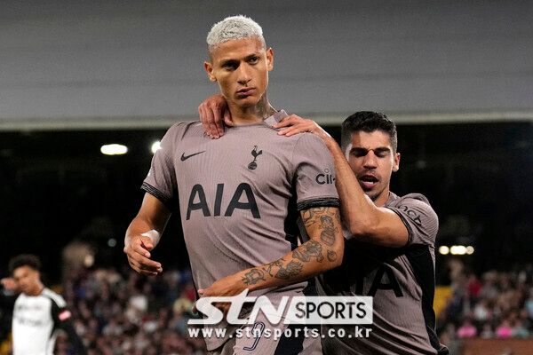 토트넘 홋스퍼의 히샤를리송이 29일(현지시각) 영국 런던의 크레이븐 코티지에서 열린 2023~24시즌 카라바오컵(리그컵) 2라운드 풀럼과의 경기 중 득점 후 기뻐하고 있다. 하지만 토트넘은 1-1로 비긴 뒤 승부차기에서 3-5로 지면서 32강에 오르지 못했다. 사진┃뉴시스/AP