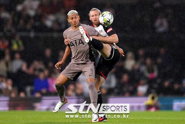 토트넘 홋스퍼의 히샤를리송이 29일(현지시각) 영국 런던의 크레이븐 코티지에서 열린 2023~24시즌 카라바오컵(리그컵) 2라운드 풀럼과의 경기 중 공을 다투고 있다. 토트넘은 1-1로 비긴 뒤 승부차기에서 3-5로 지면서 32강에 오르지 못했다. 사진┃뉴시스/AP