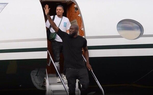 댄 프리드킨 구단주의 전용기를 통해 열렬한 환대 속 로마에 입성하는 로멜루 루카쿠. 사진┃이탈리아 언론 '디 마르지오'