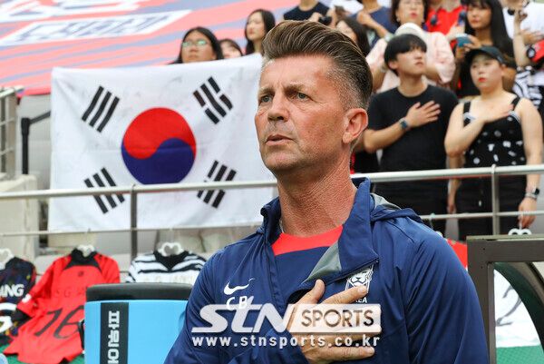 8일 서울 마포구 상암동 서울월드컵경기장에서 열린 대한민국 여자축구대표팀과 아이티의 평가전에서 대한민국 콜린 벨 감독이 애국가를 부르고 있다. 사진┃뉴시스