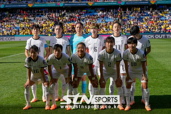 콜린 벨 한국 여자축구팀 감독이 25일(현지시각) 호주 시드니의 시드니 축구경기장에서 열린 2023 국제축구연맹(FIFA) 여자월드컵 조별리그 H조 1차전 콜롬비아와의 경기 중 작전을 지시하고 있다. 사진┃뉴시스
