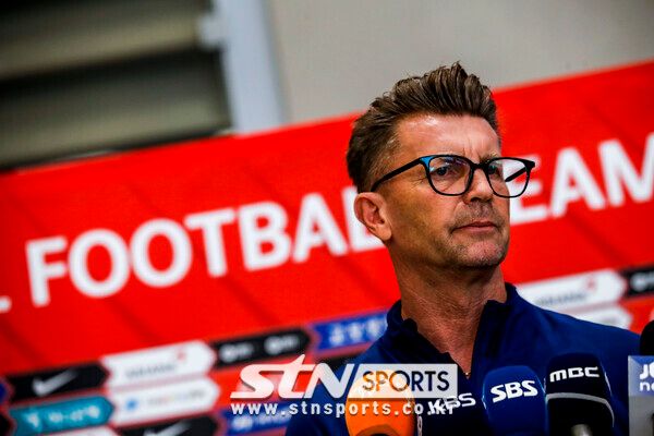 2023 국제축구연맹(FIFA) 호주·뉴질랜드 여자월드컵 일정을 마친 대한민국 여자 축구대표팀 콜린 벨 감독이 5일 오전 인천국제공항 제2터미널을 통해 입국해 취재진의 질문에 답하고 있다. 사진┃뉴시스