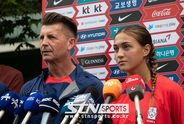 여자축구 국가대표팀 케이시 유진 페어와 콜린 벨 감독. 사진┃뉴시스