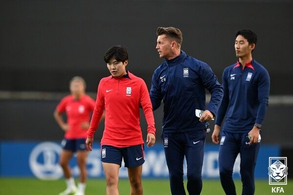 3일 호주 브리즈번 스타디움에서 벌어진 2023 FIFA(국제축구연맹) 여자월드컵 H조 독일전을 앞두고 훈련을 지켜보는 콜린 벨 감독. 사진┃KFA