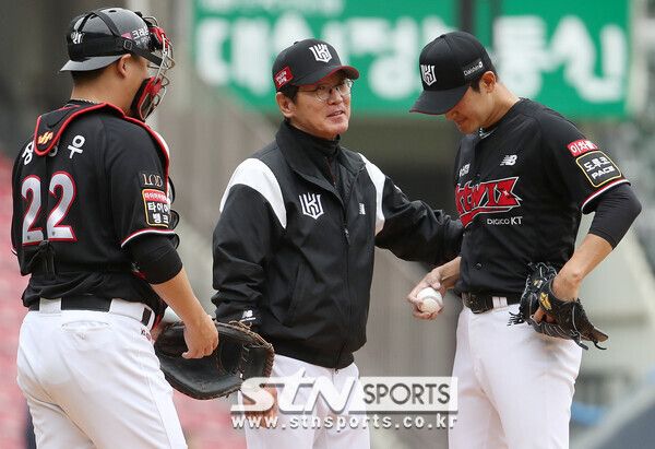 KT 위즈 장성우 포수와 이강철 감독, 투수 고영표. 사진┃뉴시스