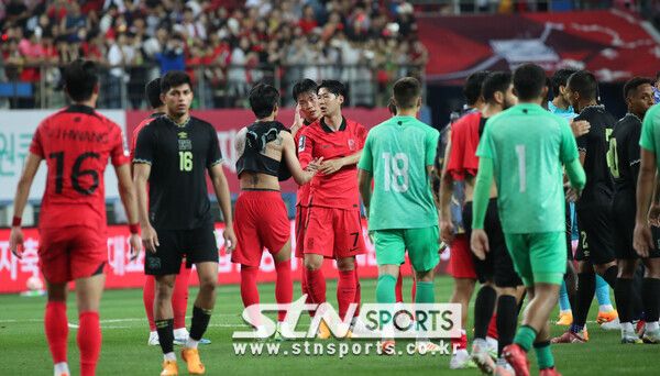지난 6월 20일 오후 대전 유성구 대전월드컵경기장에서 열린 축구 국가대표팀 A매치 평가전 대한민국과 엘살바도르의 경기, 한국 손흥민 등 선수들이 1대1 무승부로 경기를 마친 뒤 서로를 격려하고 있다. 사진┃뉴시스