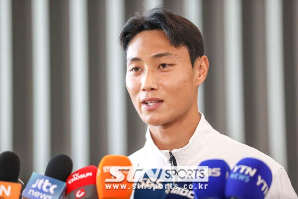 2022 항저우아시안게임에 출전하는 황선홍 남자축구대표팀 백승호가 16일 인천국제공항 제1터미널 출국장에서 출국에 앞서 취재진의 질문에 답하고 있다. 사진┃뉴시스